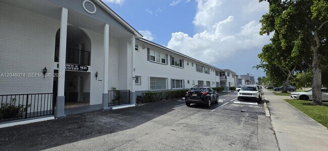 Building Photo - 1431 S 14th Ave