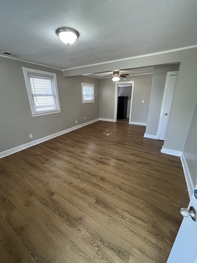 Building Photo - 902 Brentwood Ave