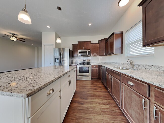 Foto del edificio - 877 Coralberry Ln