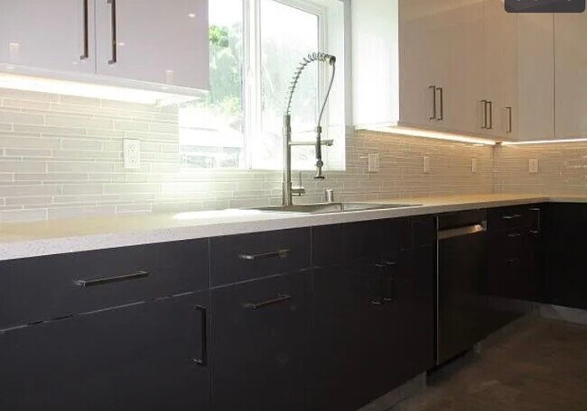 Building Photo - 6848 Encino Ave