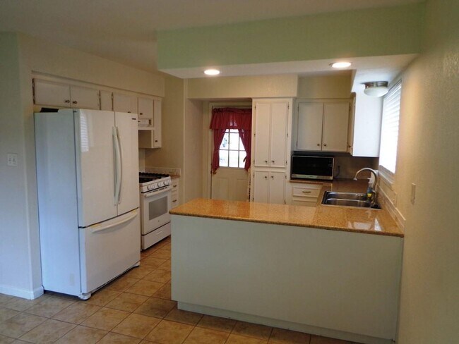 Building Photo - 224 Meadowlawn St