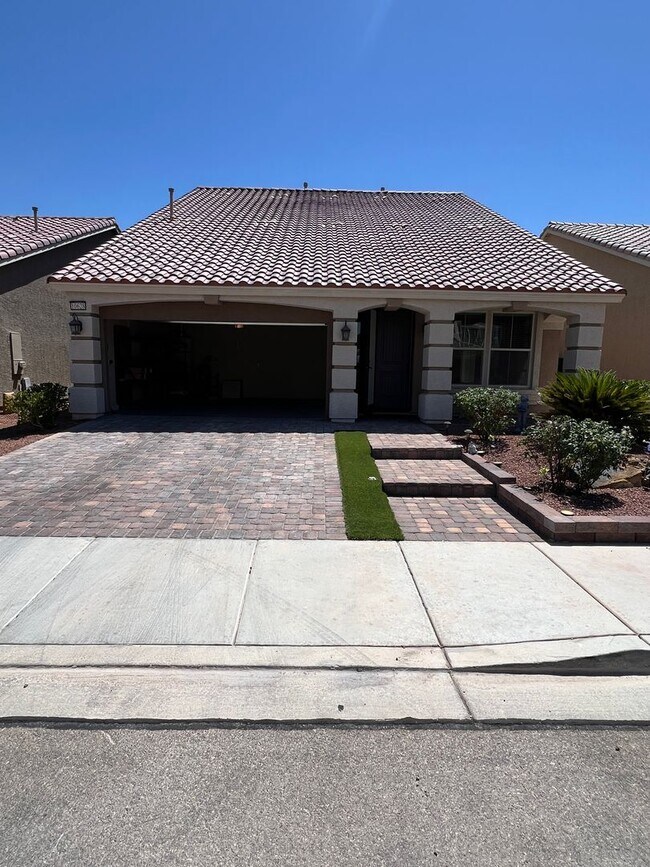 Foto del edificio - A Fantastic 4 Bedroom Home with the primary Downstairs, in Silverado Ranch