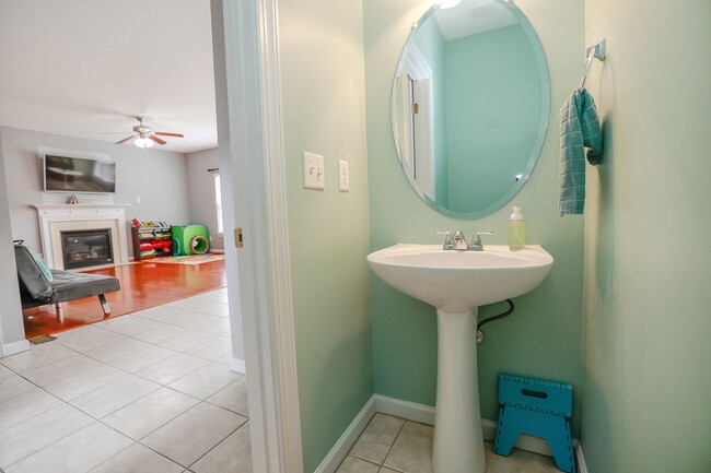 Building Photo - Gorgeous 4 Bedroom Home For Rent in Chesap...