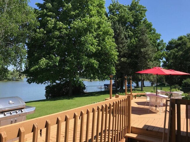 Building Photo - 5520 Twin Lake Ter N