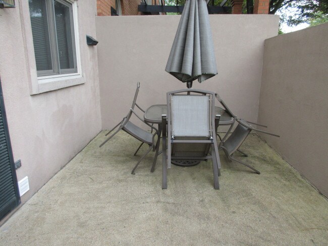 Foto del edificio - 1648 Garden Ct