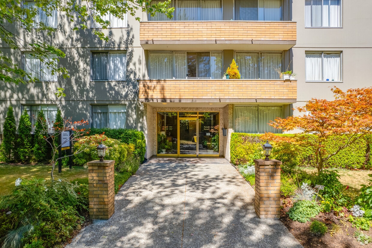 Building Photo - 2121 Apartments