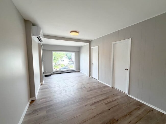 Building Photo - 245 Hyland Dr