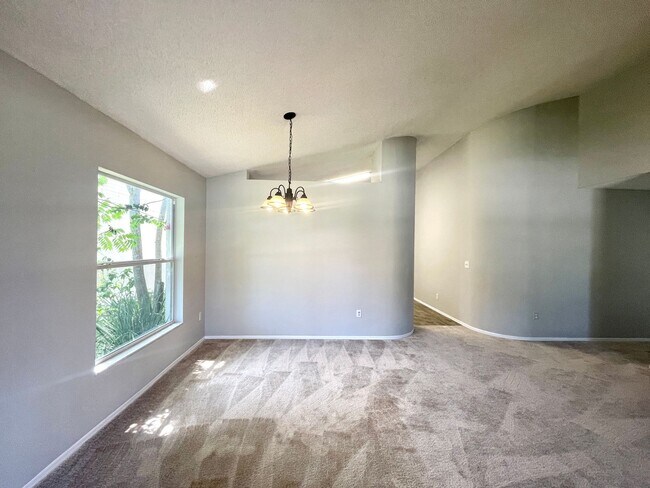 Building Photo - Move in Ready 4/2 Home in Waterford Lakes!