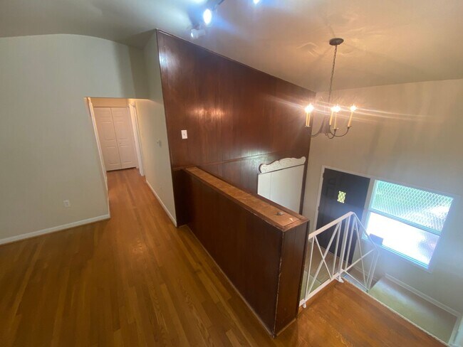 Foto del edificio - A spacious three bedroom/ three bath split...
