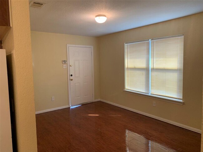 Foto del edificio - 608 Upton Ave