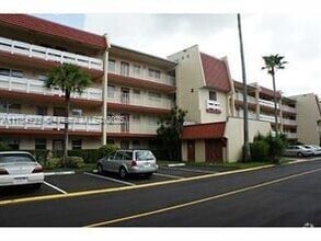 Building Photo - 1025 Country Club Dr