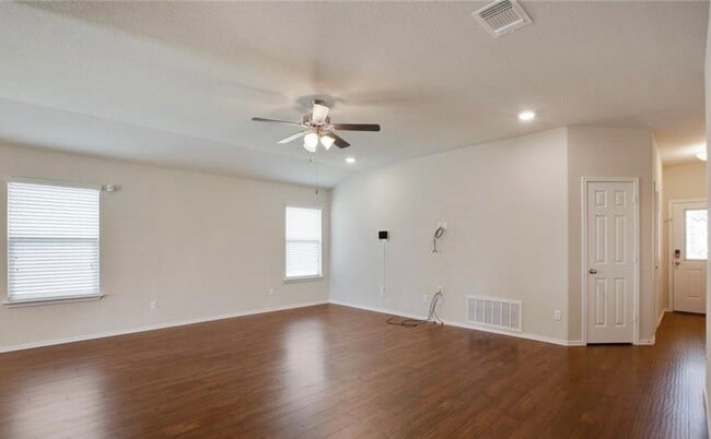 Foto del edificio - 1300 Juneberry Park Dr