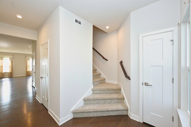 Building Photo - Rent to Own Option - Beautiful, like new 3BR/2.5BA townhouse in Goodlettsville