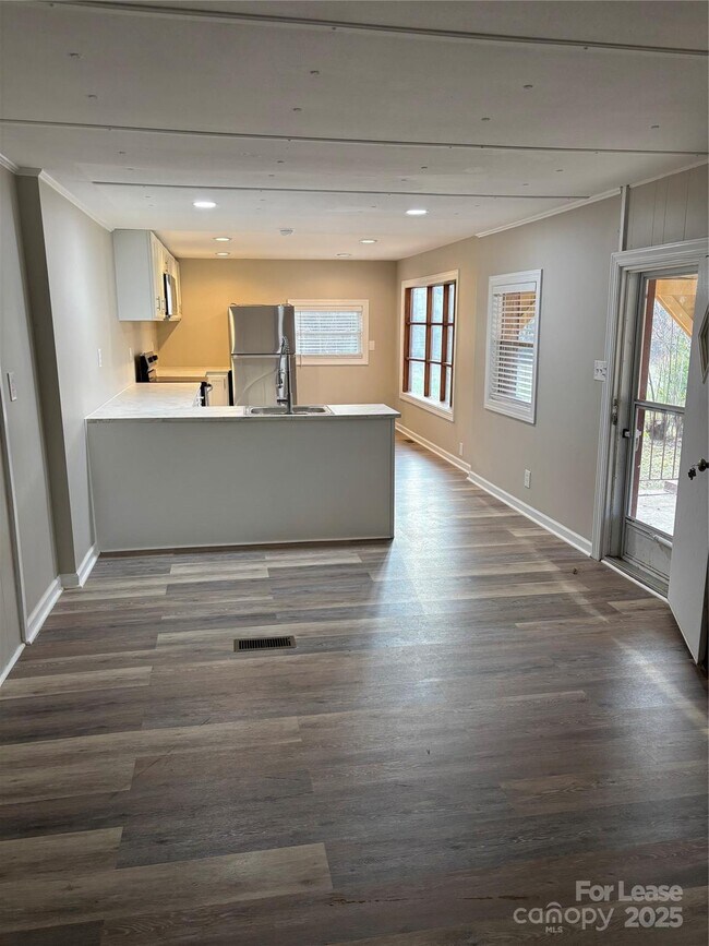 Foto del edificio - 242 John C Rd