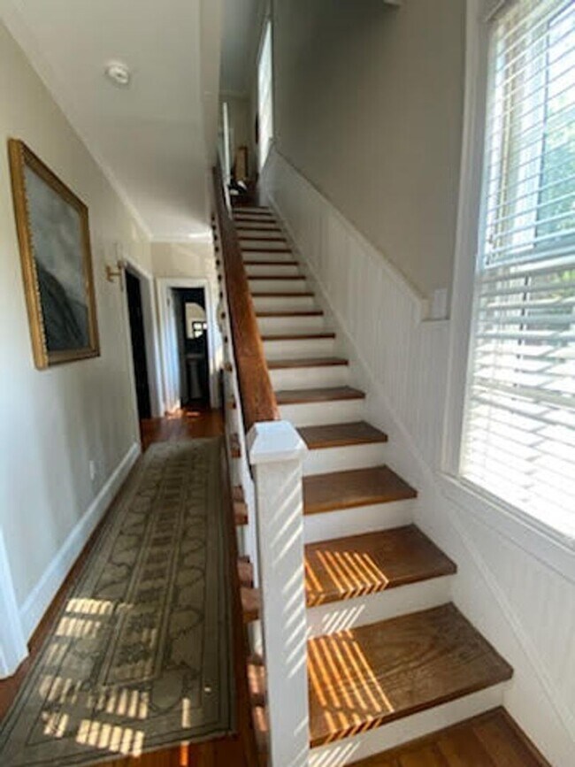 Building Photo - Beautiful historic 3BR/1.5BA Home in Downt...