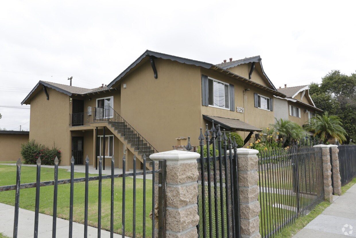 Foto del edificio - 8611-8621 Cerritos Ave