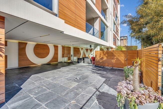Building Photo - Hollywood Luxury Condo — 2 Beds • 2.5 Bath...