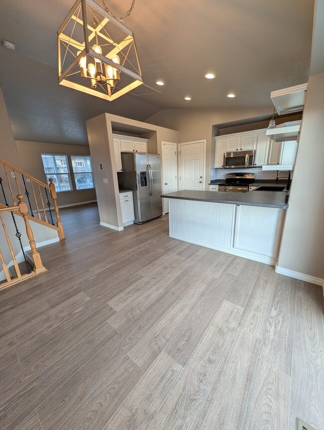 Building Photo - 5 Bedroom Home New Carpet and Paint