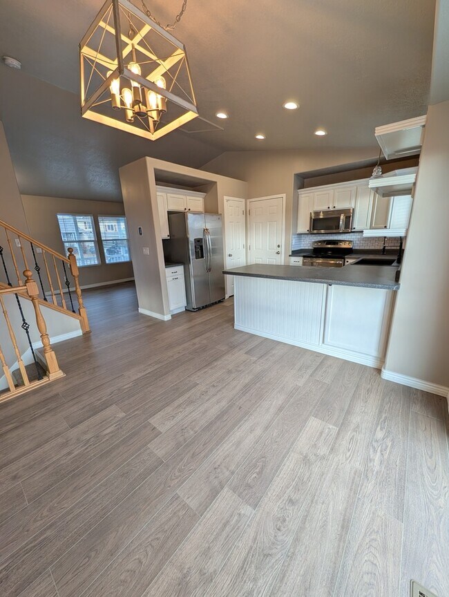 Foto del edificio - 5 Bedroom Home New Carpet and Paint