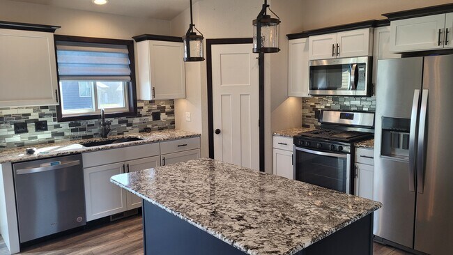 Building Photo - 541 Mace Dr