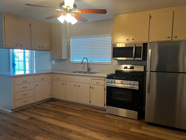 Building Photo - 1047 W 25th St