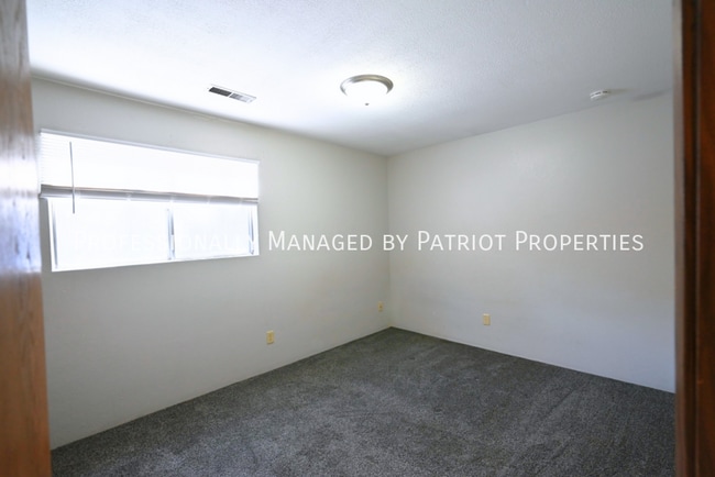 Building Photo - 3280 Raven Oaks Dr