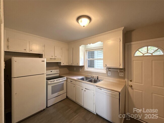 Foto del edificio - 1613 N Sharon Amity Rd