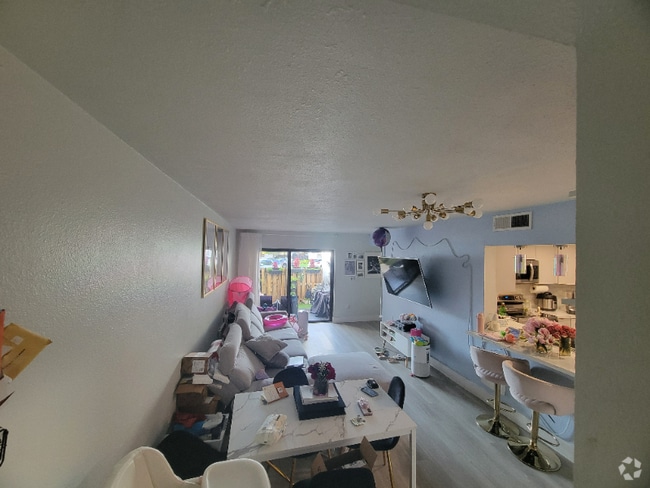 Building Photo - 9415 Fontainebleau Blvd