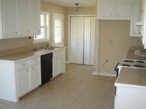 Building Photo - 214 Foxboro Dr