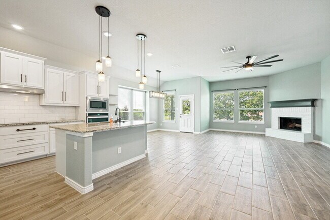 Foto del edificio - "Charming 3-Bed, 2-Bath Retreat in Joshua, TX – Spacious 1788 Sq Ft Home Awaits!"