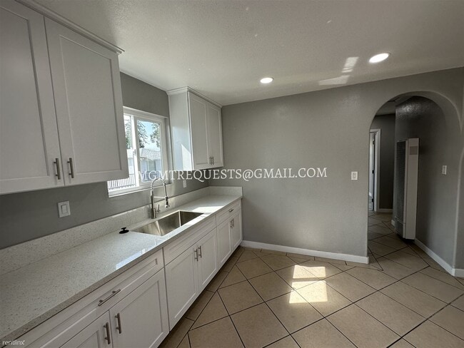 Building Photo - 2 br, 1 bath House - 11617 Kornblum Avenue...
