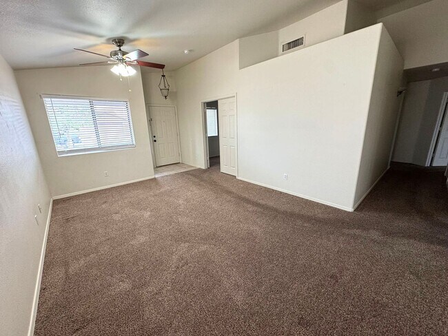 Foto del edificio - 3 bedroom plus den, 2 bath, on the golf co...