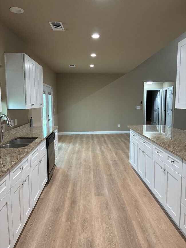 Foto del edificio - 5BR/3BA w/ Front Yard + Assigned Parking in Kingsbury, TX