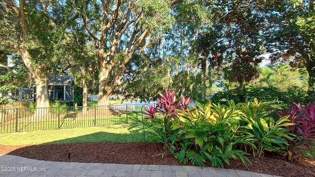 Foto del edificio - 2032 Marye Brant Loop N