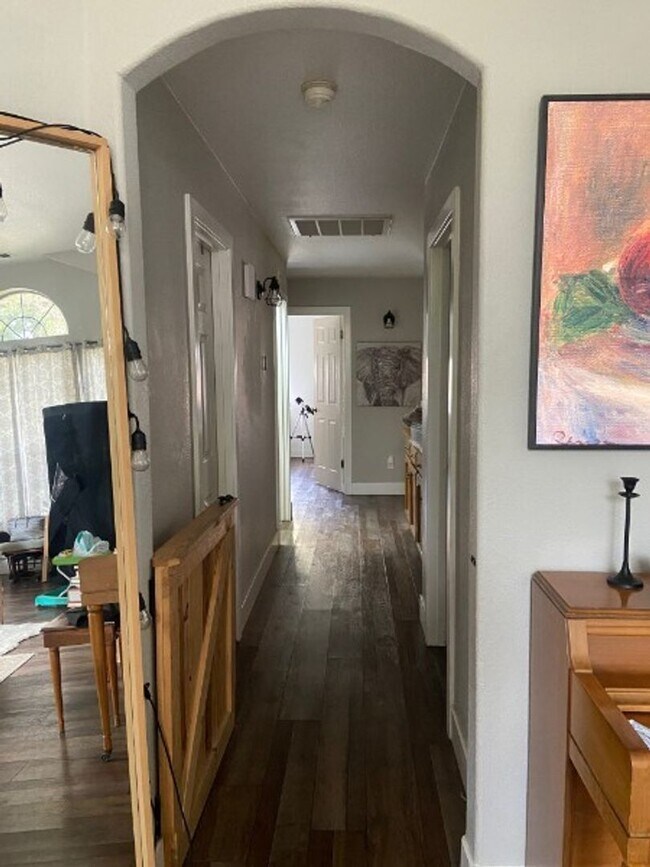 Foto del edificio - Beautiful Four Bedroom Home in Olive Estates