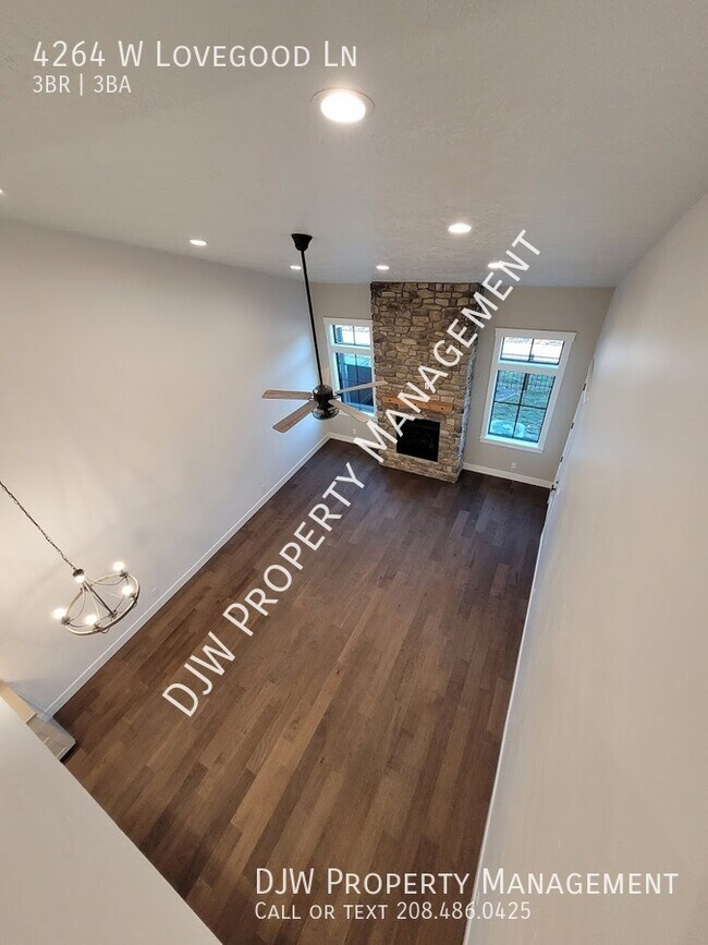 Building Photo - Remarkable Townhome Located in SpurWing He...
