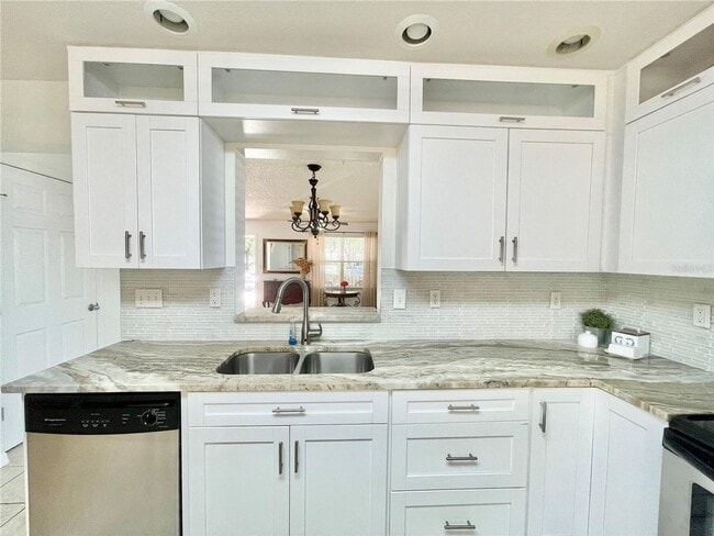 Foto del edificio - Beautiful 3BR/2.5BA Corner Townhome in Hai...