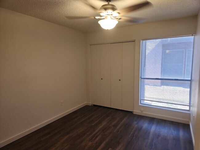 Building Photo - 2 Bed, 2 Bath Townhome