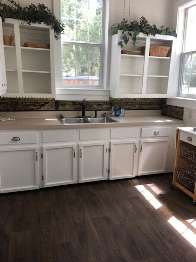 Foto del edificio - Renovated 2/1 1800s Home in Historic Downt...