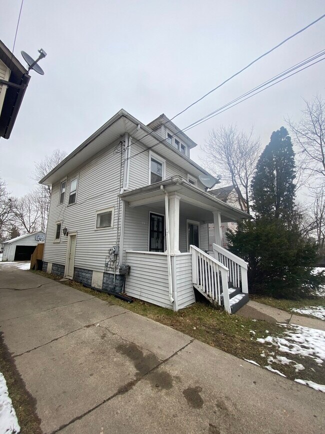 Building Photo - 4 Bedroom 1.5 Bath Single Family Home for ...