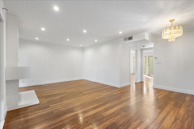 Foto del edificio - 3031 Flora Vista