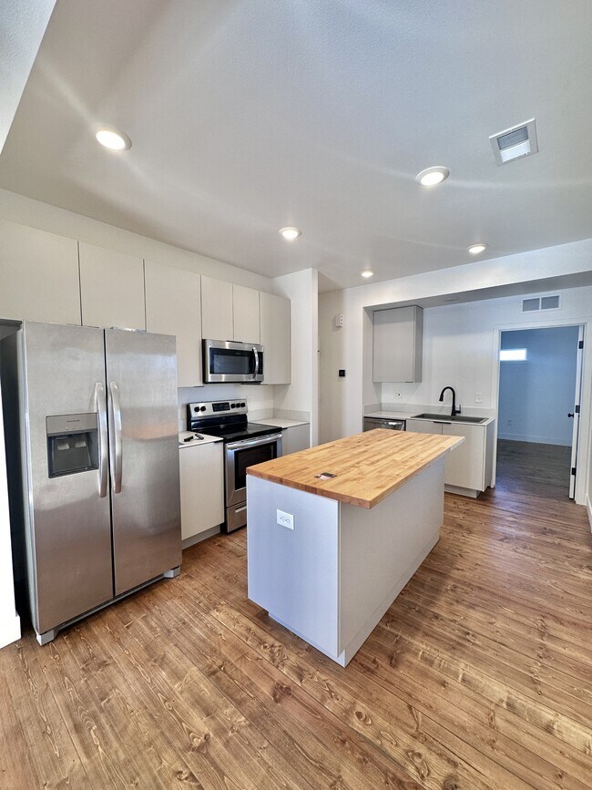 Foto del edificio - 4002 Blue Pine Ln