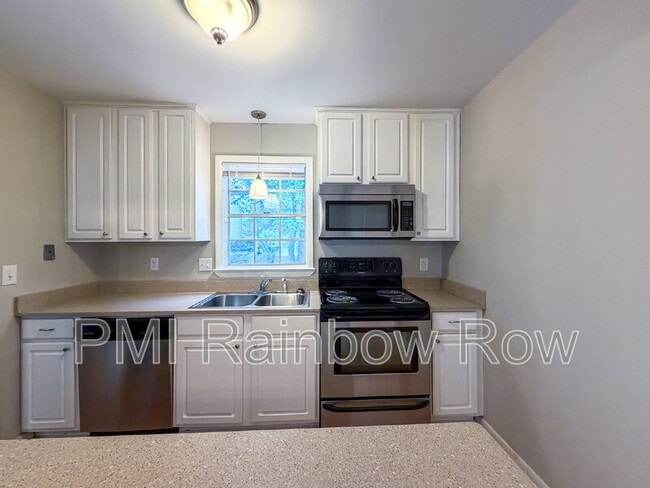 Building Photo - 425 Carriage Ln