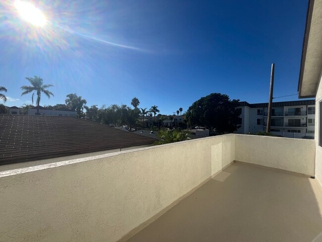 Building Photo - SPACIOUS 2 BEDROOM/1 BATHROOM TOP FLOOR AP...