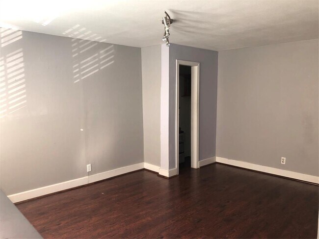 Building Photo - 918 Peden St