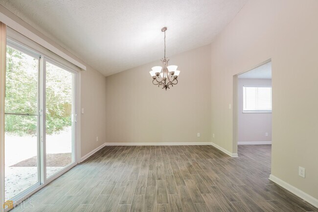 Foto del edificio - 5377 Martins Crossing Rd