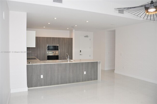 Building Photo - 275 Giralda Ave