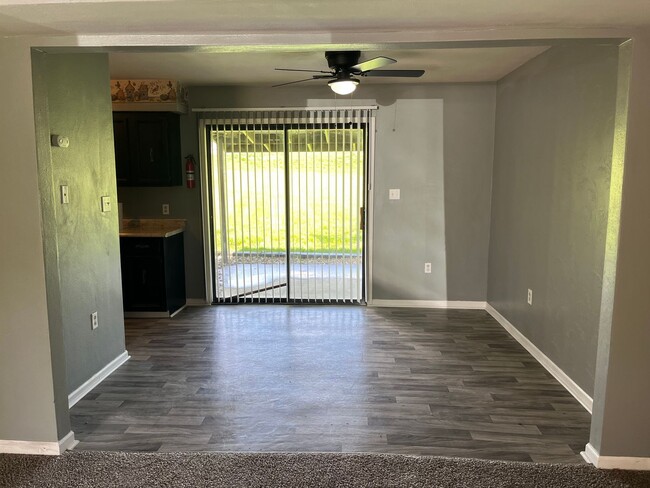 Foto del edificio - 455-457 Maple Grove Way