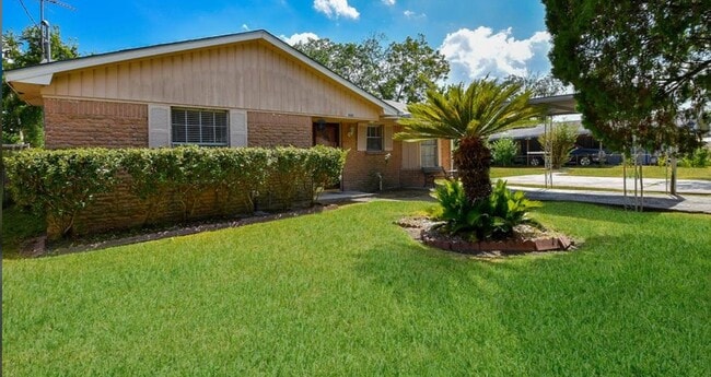 Building Photo - 2116 Godfrey St