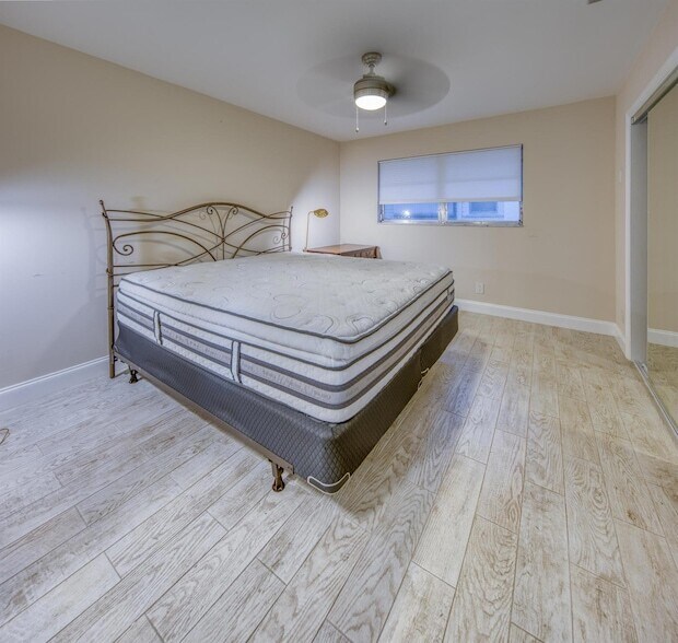 Foto del edificio - 301 S Lakeside Dr